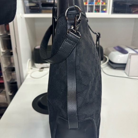 Gucci Black Messenger Bag with Structured Shape and Adjustable Strap - Picture 5 of 16